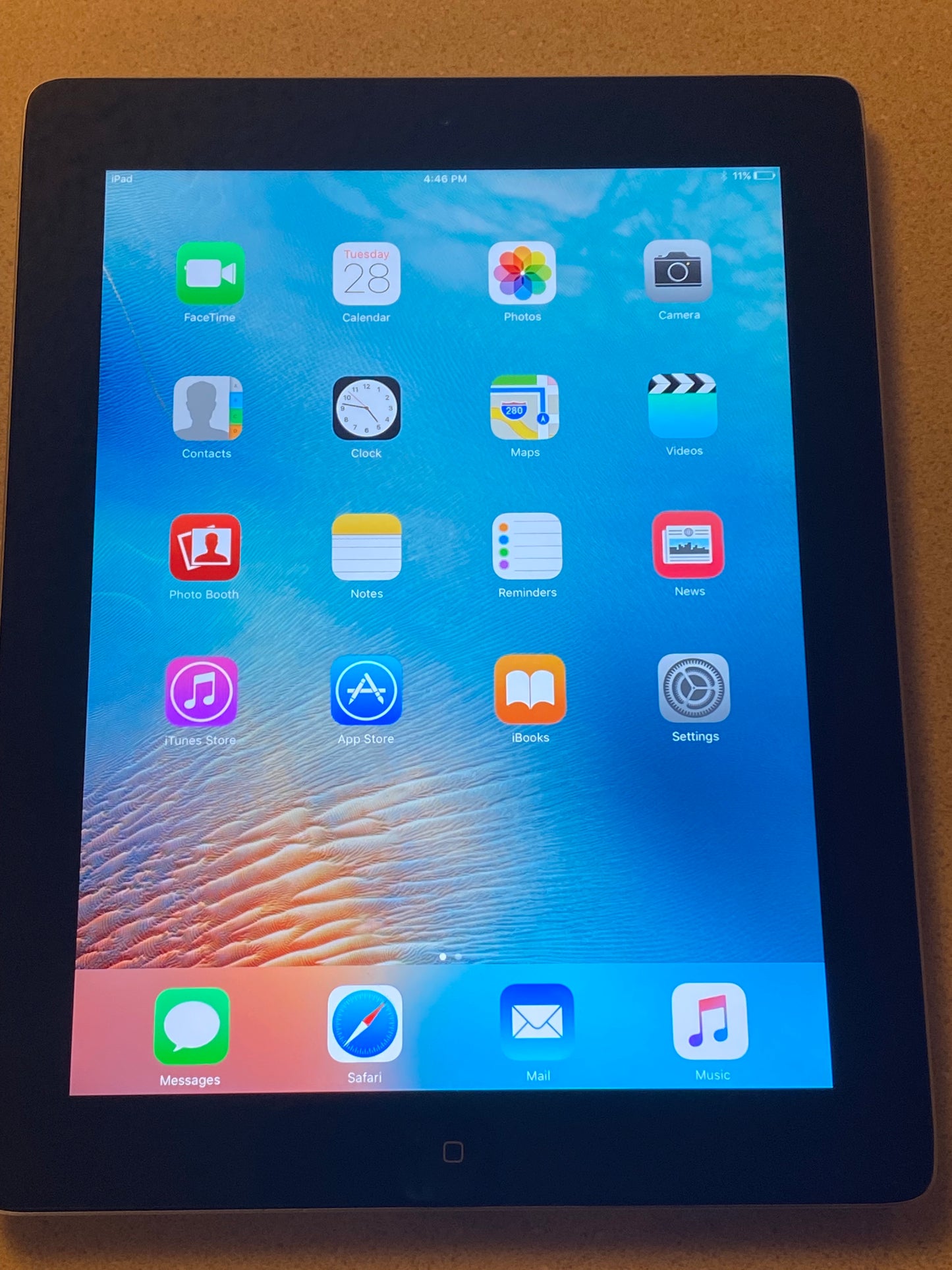 Apple iPad 3rd Gen. A1416 32GB, Wi-Fi (Unlocked), 9.7in Black - Cracked Screen